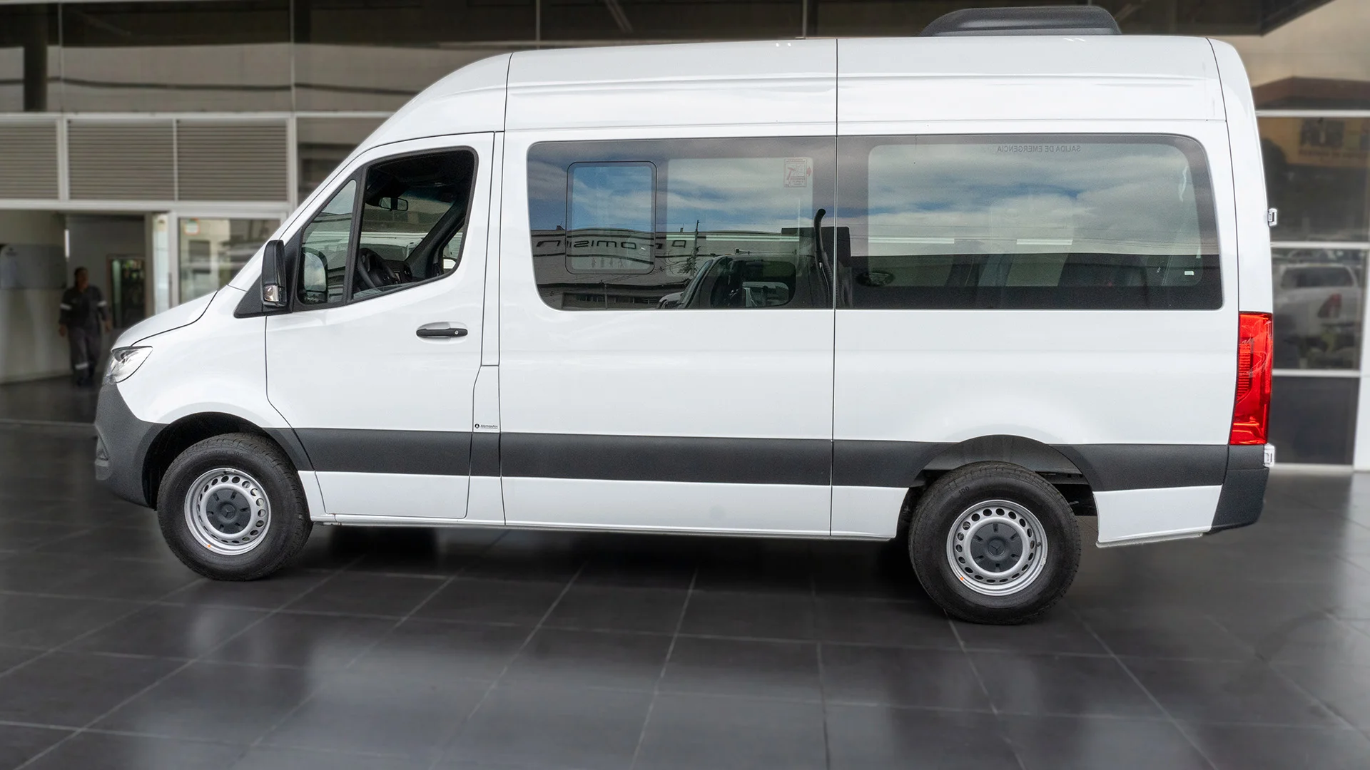 Mercedes-benz-alemautos-banner-sprinter-415-360-derecha