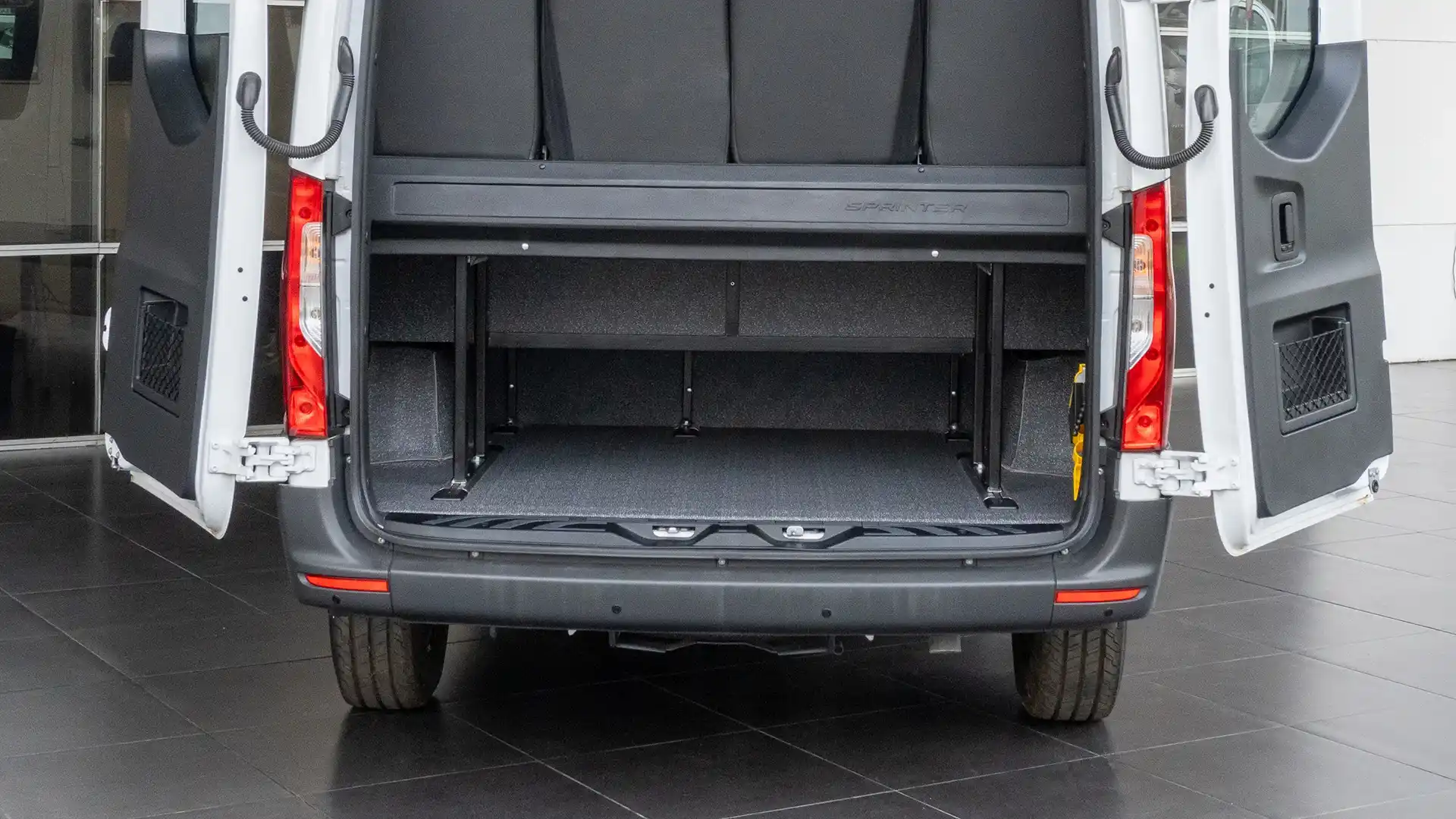 Mercedes-benz-alemautos-banner-sprinter-415-360-exterior-carrusel-2