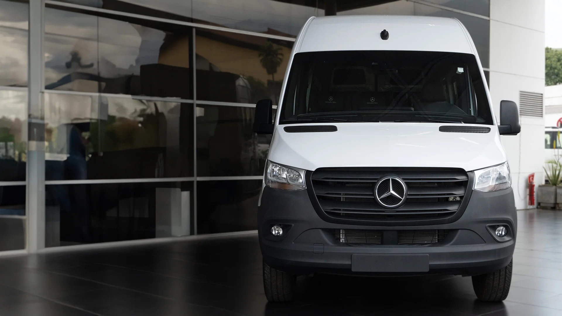Mercedes-benz-alemautos-banner-sprinter-415-360-exterior