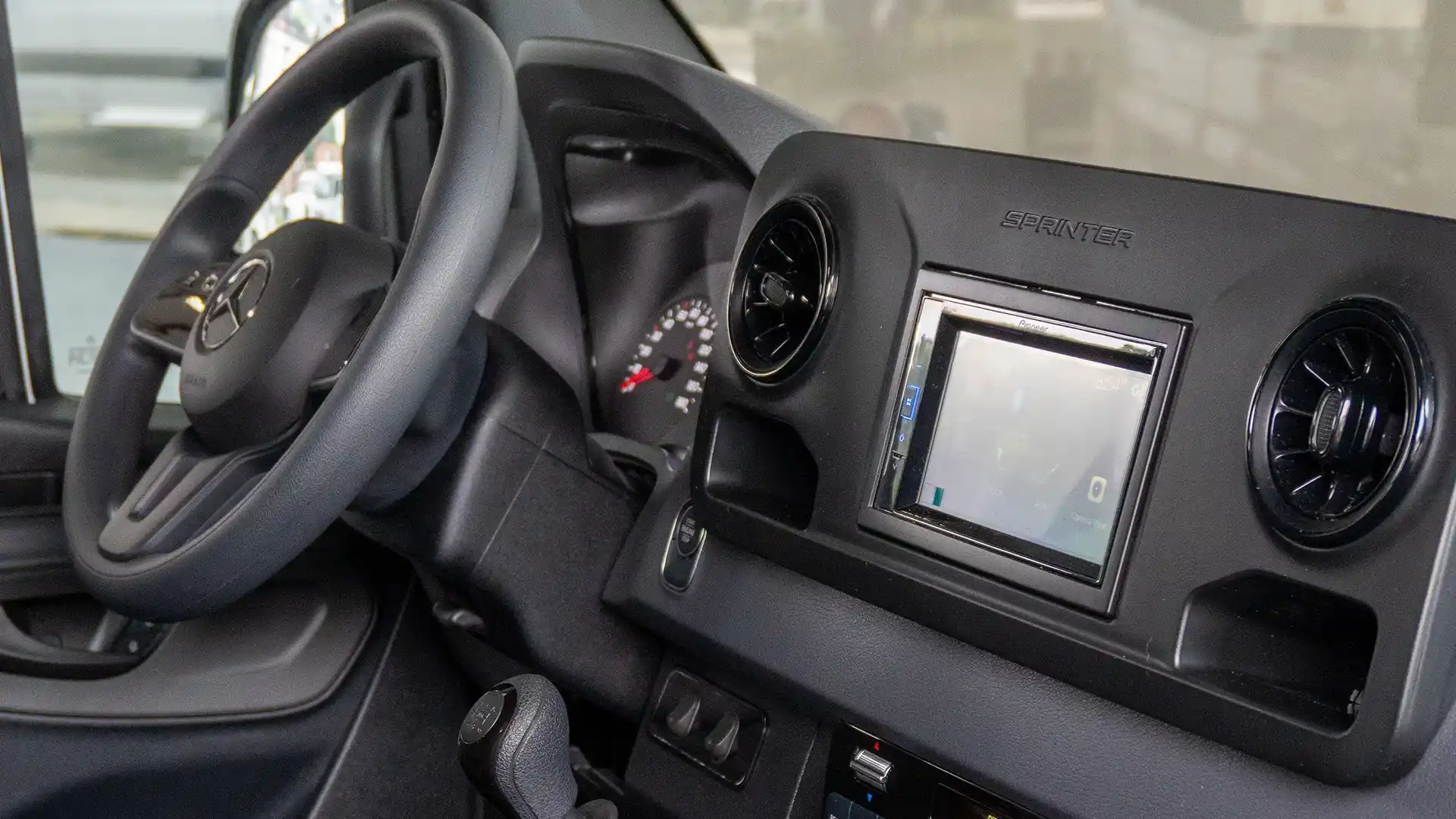 Mercedes-benz-alemautos-banner-sprinter-415-360-interior-carrusel-1
