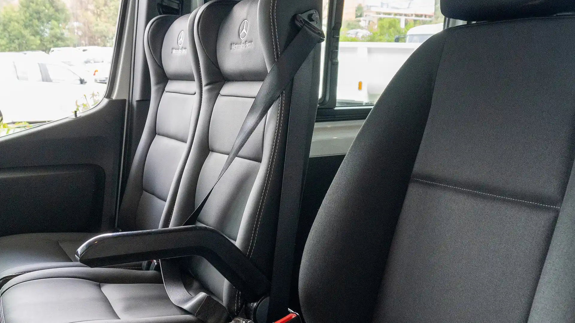 Mercedes-benz-alemautos-banner-sprinter-415-360-interior-carrusel-3
