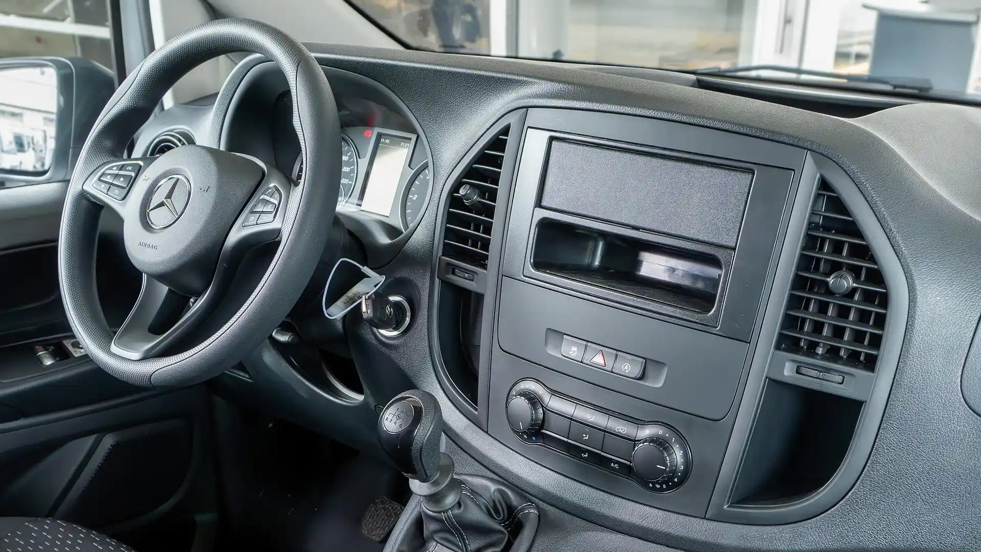 Alemautos-mercedes-benz-vito-114-cerrada-interior-tooltip-1