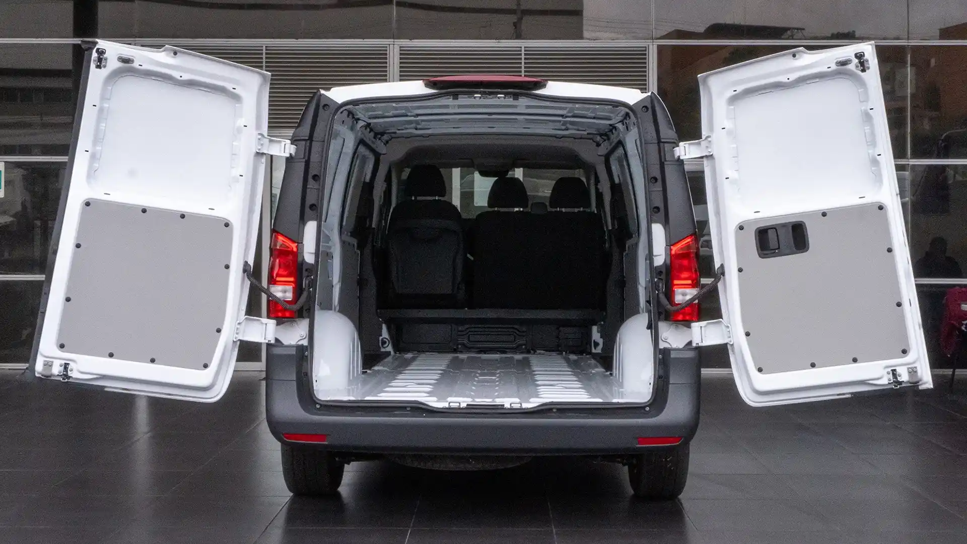 Alemautos-mercedes-benz-vito-114-cerrada-izquierda