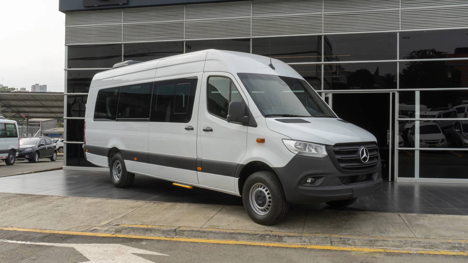 Mercedes-benz-alemautos-exteriorhero-sprinter-mobile