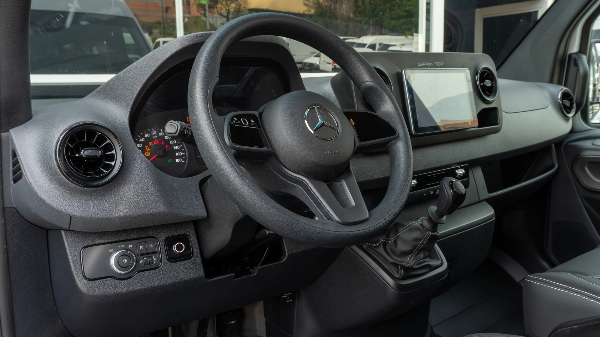 Mercedes-benz-alemautos-interior-sprinter-mobile