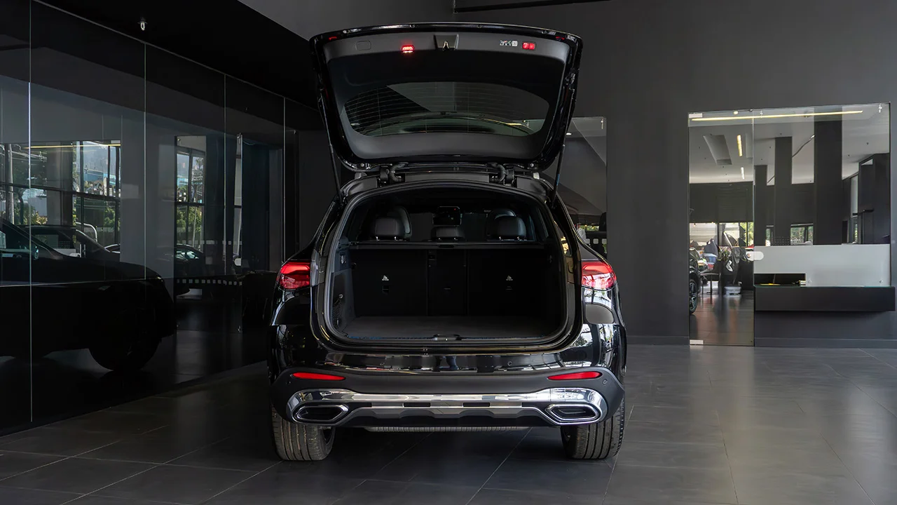 Mercedes-benz-alemautos-interior-tootlip-4-glc-300-4matic-amg-line