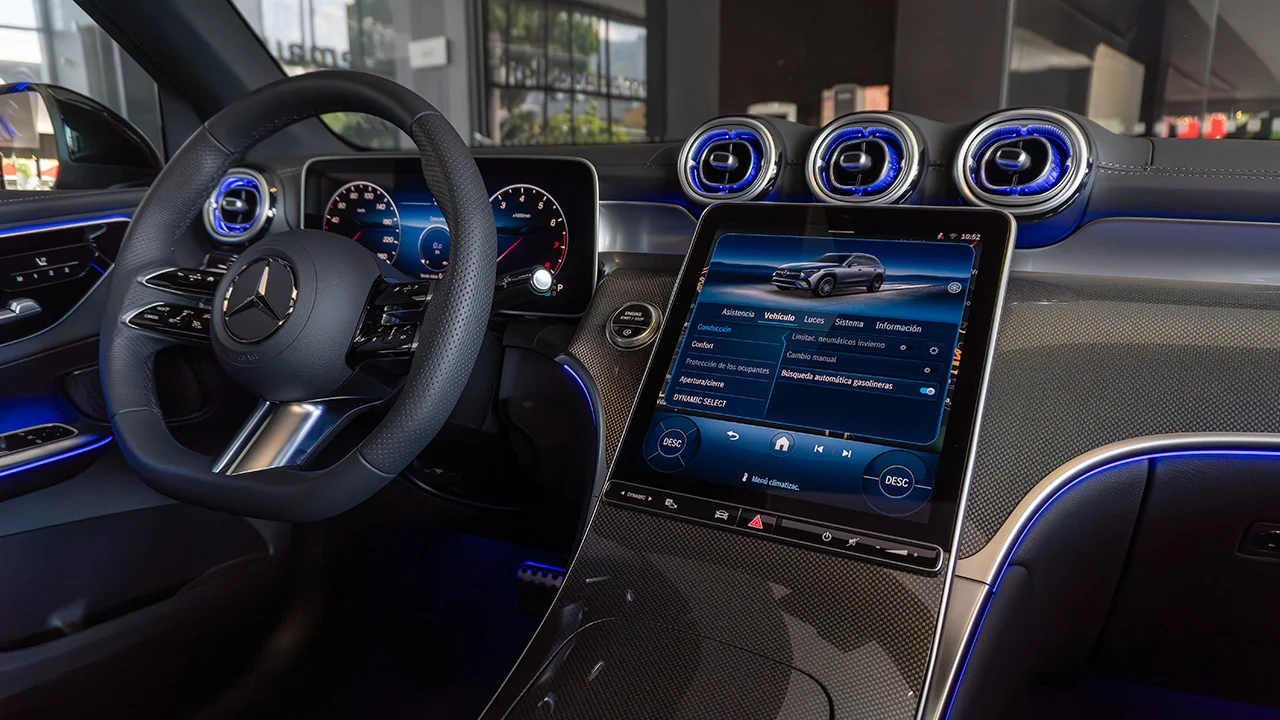 Mercedes-benz-alemautos-interior-tootlip-2-glc-300-4matic-amg-line