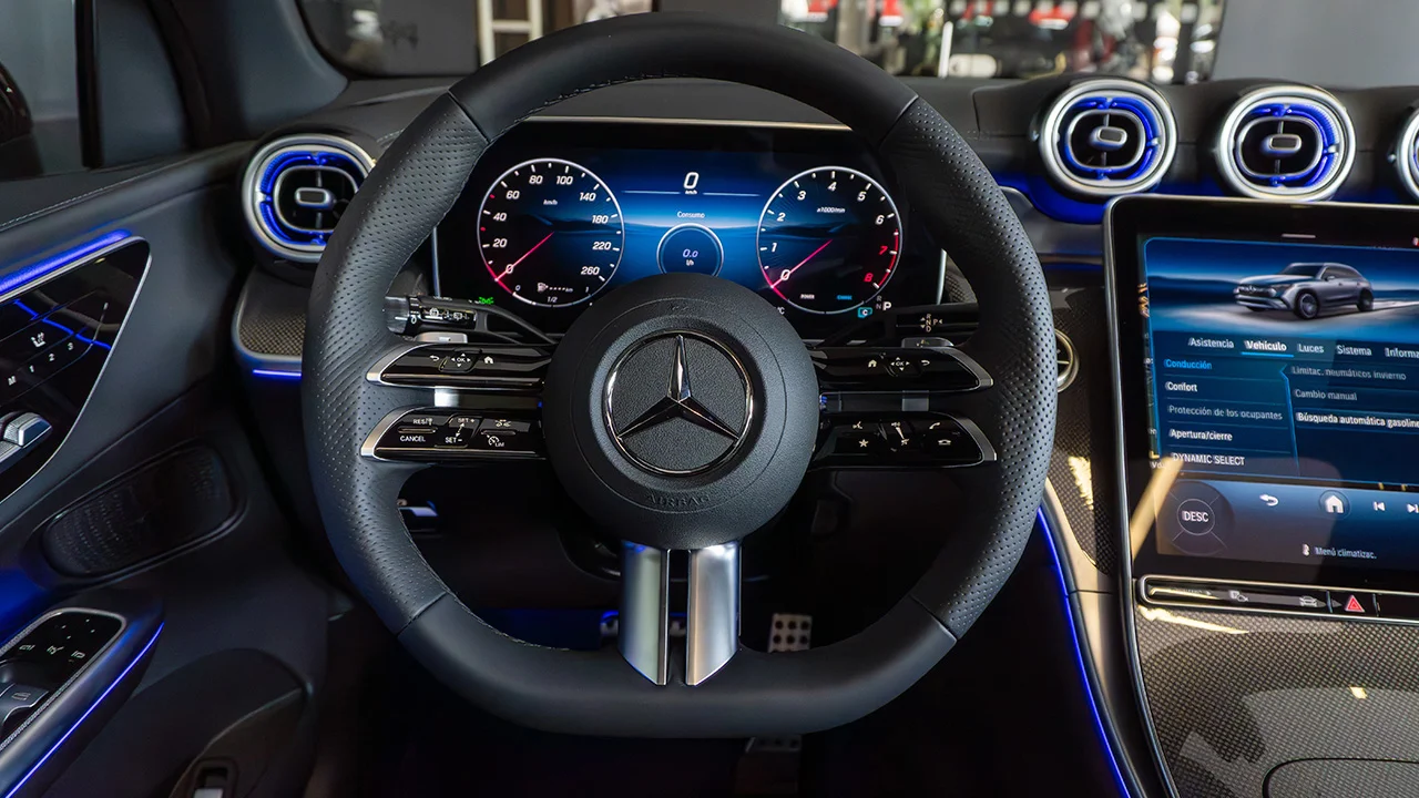 Mercedes-benz-alemautos-interior-tootlip-1-glc-300-4matic-am