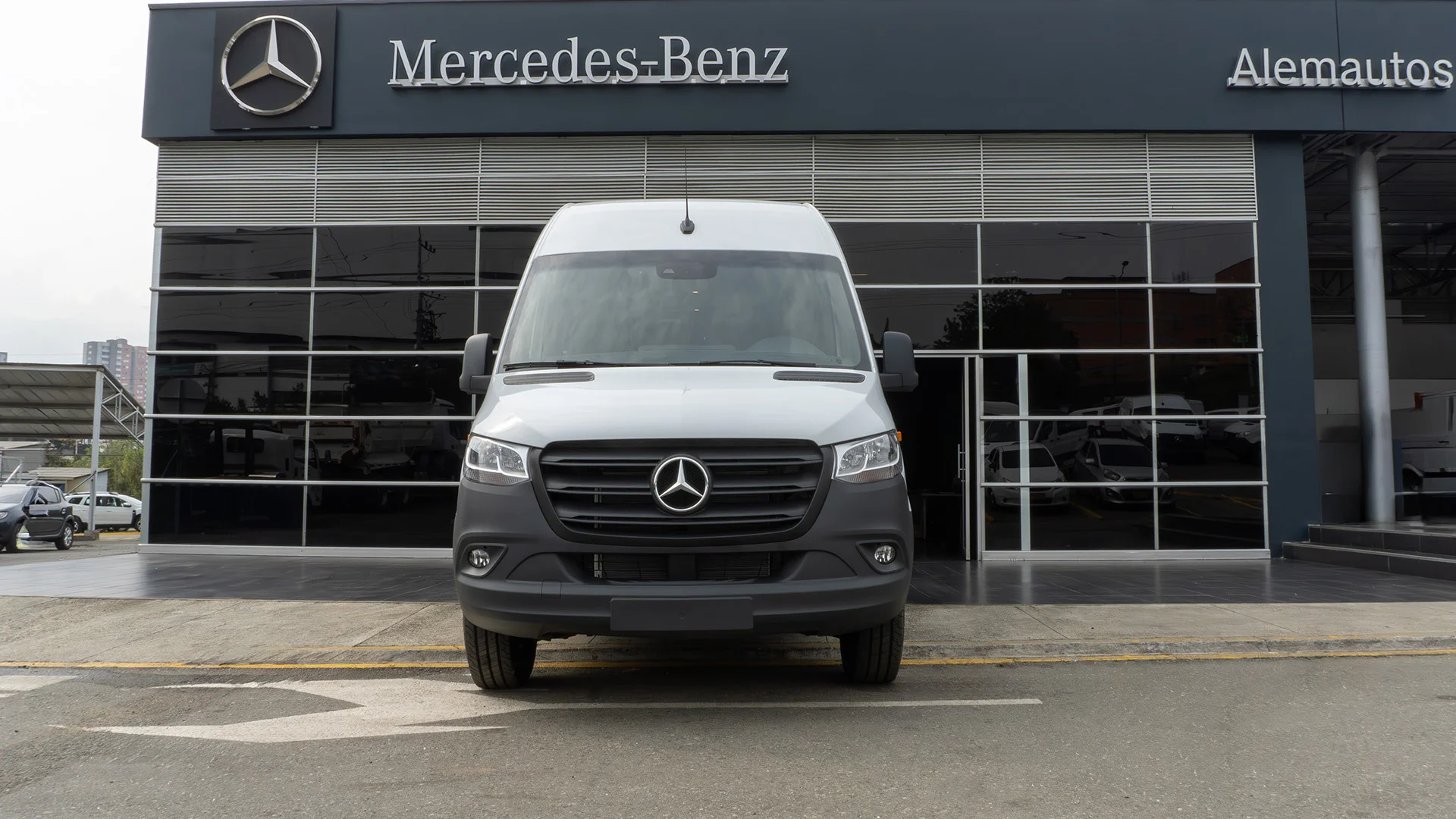 Mercedes-benz-alemautos-exteriorhero-sprinter-mobile