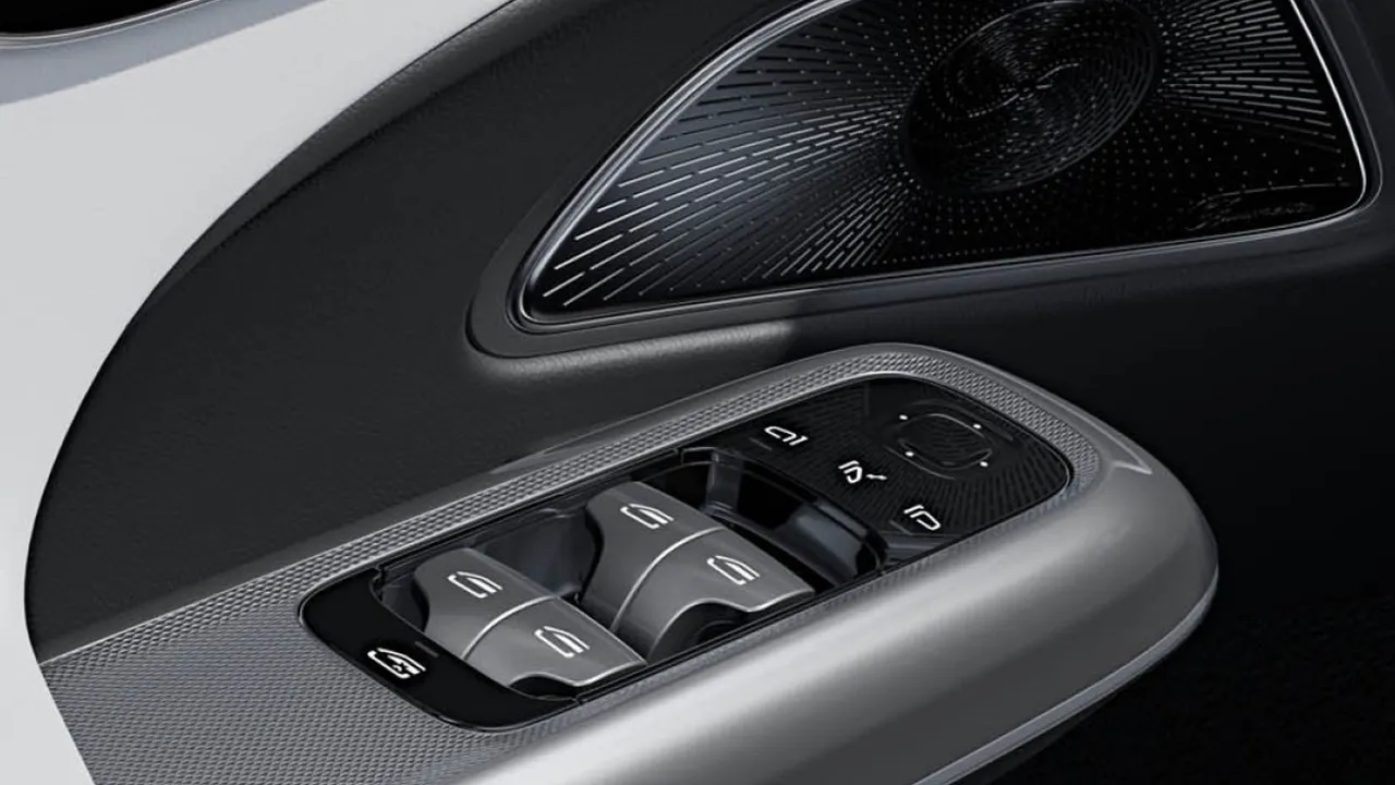 Alemautos-mercedes-benz-e300e-interior-tootlip-3